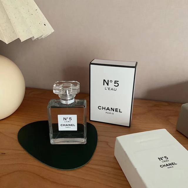 专柜品质 ：Chanel 5号淡香水 是淡香淡香淡香！！颜值就很高级 特别适合年轻人哦 清纯俏皮而又魅力十足的女孩子