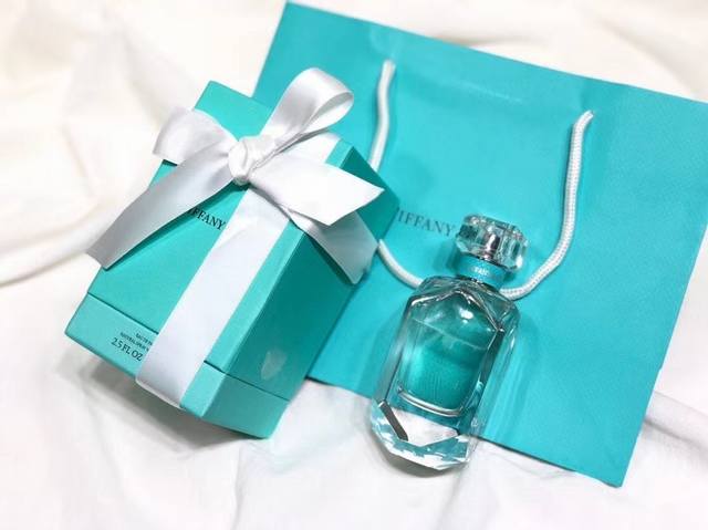 专柜品质 Tiffany & Co 蒂芙尼钻石瓶香水～75Ml 完美糅合果香与花香调，前调以酸甜的水果开启，混合柑橘，草莓，覆盆子和梨，清新甜美！中调融合牡丹，