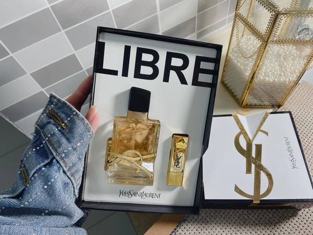 专柜品质 520礼物 商品：Ysl自由之水套盒W 规格：香水50Ml01号色口红 特点：这款明星礼盒太赞了吧！色号是热门的正红色！50Ml的香水！真的特别划算！