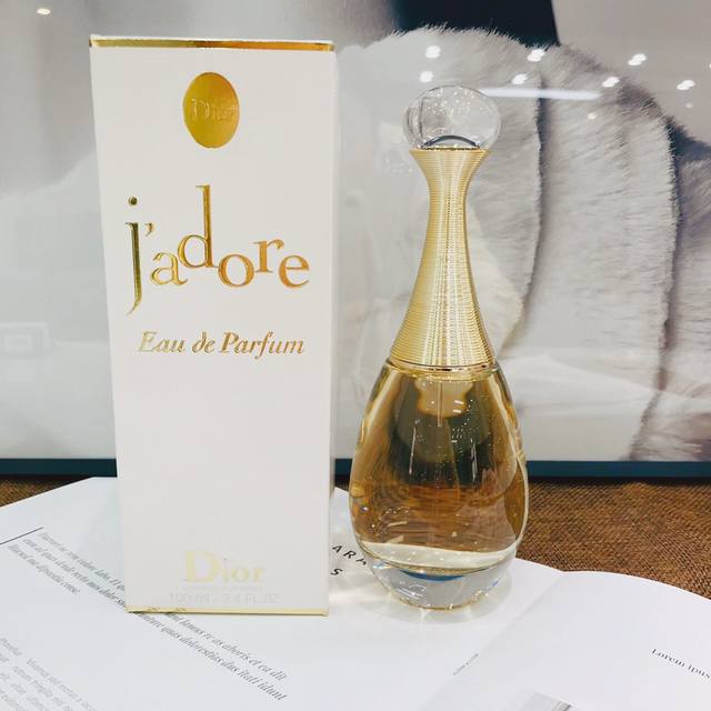 专柜品质 Dior 金色女郎真我女士香水 是很女人的香味。水滴型的外观也很有Feel,推荐给性感、优雅的Mm。J'adore真我以玫瑰和大马士革梅的花果香调，极