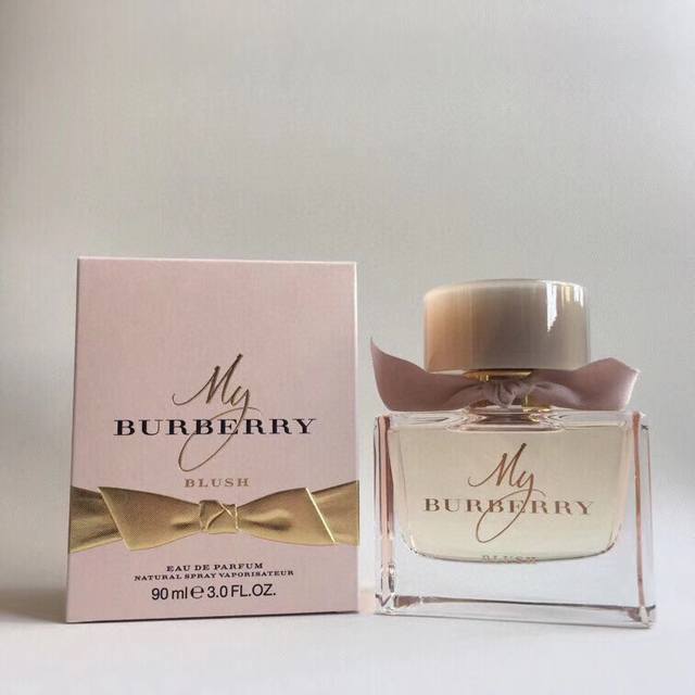 专柜品质 巴宝莉粉色花之绯香水90Ml 博柏利Burberry巴宝莉 花之绯女士香水90Ml，Bbr专柜最主打的系列 非常推荐入手，香水散发清新迷人的花果香调。