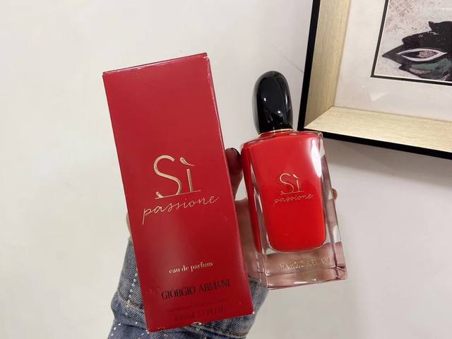 专柜品质 阿玛尼 红色挚爱 Ml 黑加仑和酥梨结合的前调，刚喷的时候就能感受到酸酸甜甜的滋味时刻冲击着你，感觉就像是娇艳欲滴的西梅突然炸裂开，扑面而来的清新感。