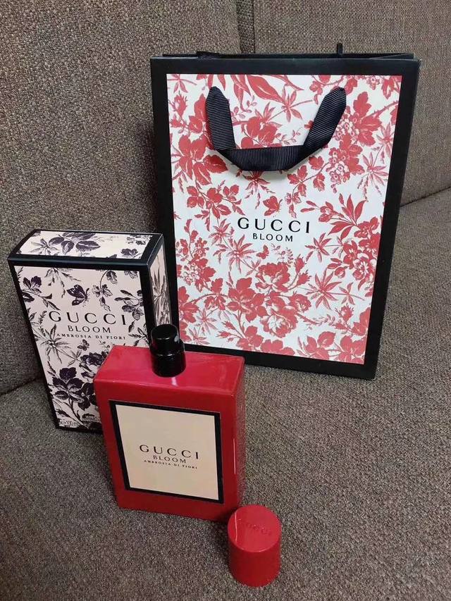 专柜品质 Gucci古驰新品复古红瓶Boom香水 专柜正品 配专柜手提袋和防尘袋新的红瓶Boom简直太好看了非常单纯的茉莉和晚香玉的花香,闻久了还有点玫瑰的味道