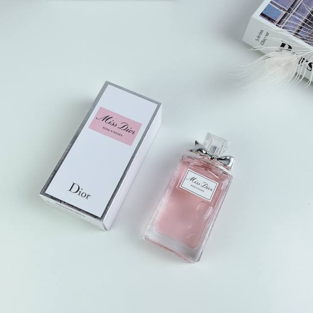 专柜品质 品牌名称：Dior迪奥 商品名称：漫舞玫瑰女士淡香水 容量： Ml 产地：法国 香调 ：清新花果香调 前调 ：意大利橘子 香柠檬 天竺葵精油 中调 ：