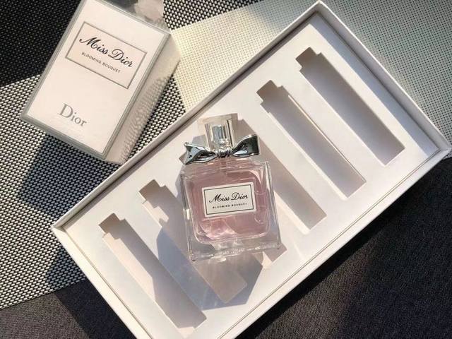 专柜品质 Ml 专柜品质50Ml Dior迪奥甜心-花漾迷情香水 香调：美食花香琥珀调 前味：野苺、绿甜橙 中味：焦糖爆米花、草苺冰沙、紫罗兰、粉红茉莉花 后味
