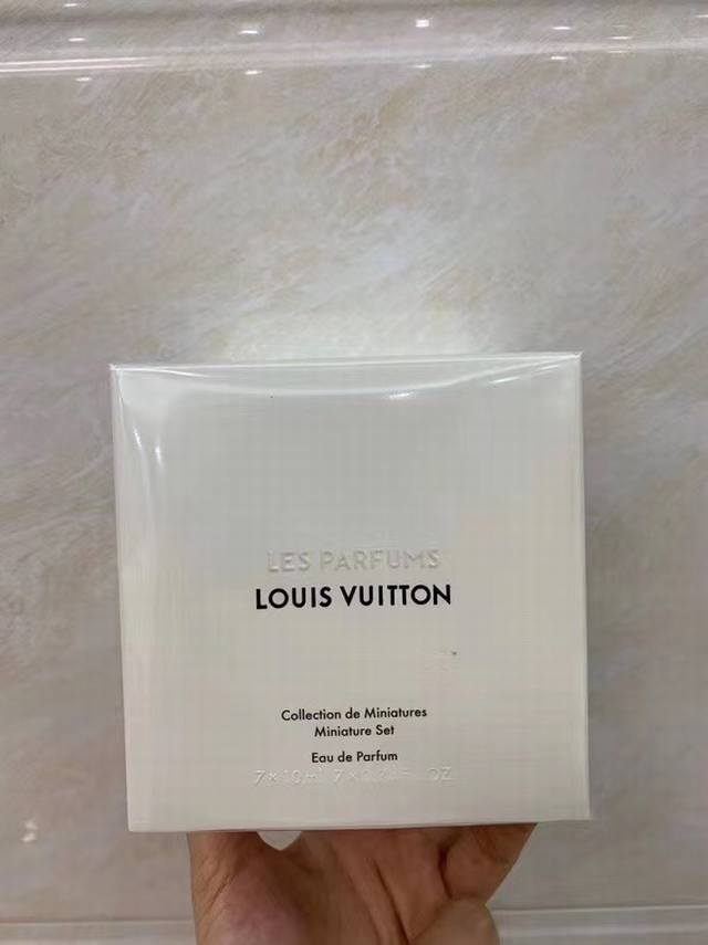 专柜品质 Lv路易威登香水7件套*10Ml 圆筒装 1Rose Des Vents 风中玫瑰 流露清新气息2Turbulences 湍流 撩动醉人情感3Dans