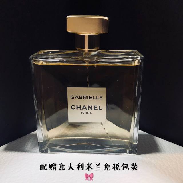 专柜品质 Ch Nel 嘉柏丽尔到货！嘉柏丽尔香水一款耀目动人的女士香氛。甄选四种白色花卉，创造出一朵光芒四射的臻美白花。四面纤薄通透的玻璃瓶壁，中间凹陷，令方