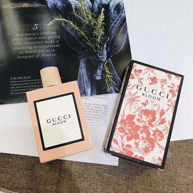 专柜品质 Gucci Bloom花木混合女士香水斩男香 古驰粉色繁花香水 Ml来种草一款炒鸡好闻的香水Guccibloom植物花纹包装，方形瓷瓶与复古灰粉色的结