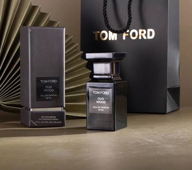 专柜品质 Tom Ford乌木沉香香水50毫升 经典断货王。不张扬，中规中矩的乌木，Tom Ford在这瓶身上没有表现出张扬浮夸的一面，而是以沉稳谨慎代替，偏向