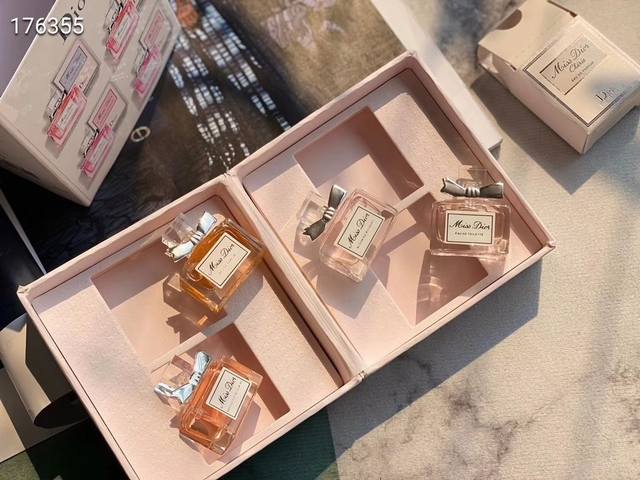 专柜品质 Dior迪奥小姐漾花甜心Q版香淡水4*5Ml 四套件装礼盒 限香量水小样 1迪奥甜精心灵淡香水 5Ml 闪烁清新香花调，欢欣息气中渗透着清淡的调子 2