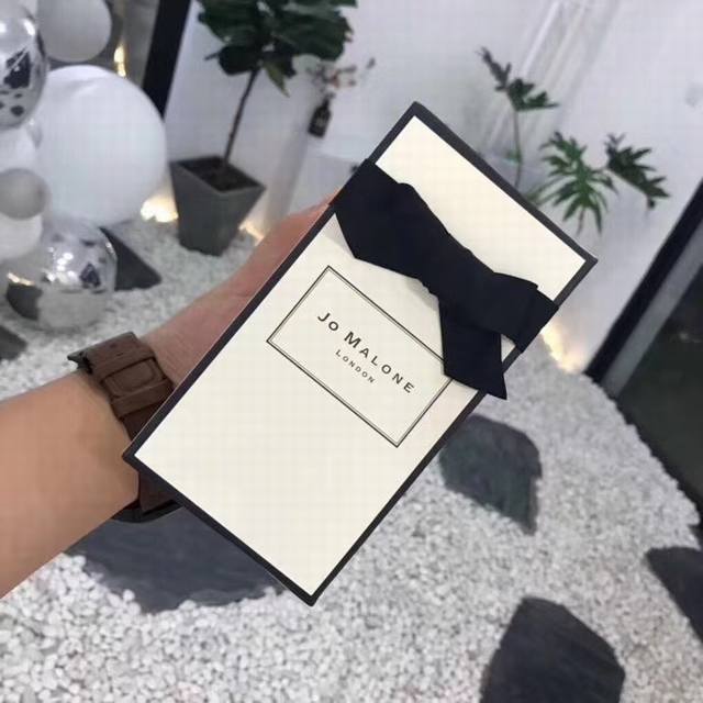 专柜品质 祖马龙蓝风铃 Ml 英国梨 Ml 这批货绝对是狠货，来自某地级市奥泰百货，因为祖马龙的品牌号召力还有昂贵的价格P在二线三线城市认可度比较低，该专柜在去