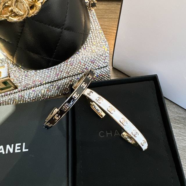 香奈儿Chanel 双C珐琅字母手镯，叠戴简直不要太美丽