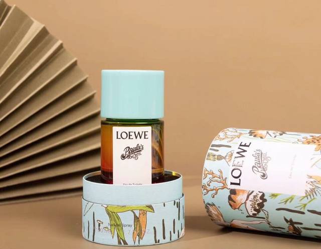 专柜品质 Loewe新香水 超美彩虹色 中性香，男女皆可穿，是一支令人惊喜的新香水。 前调：白松香精油、柑橘精油、椰子水 中调：湿木、百合花、缅栀花 后调：龙涎