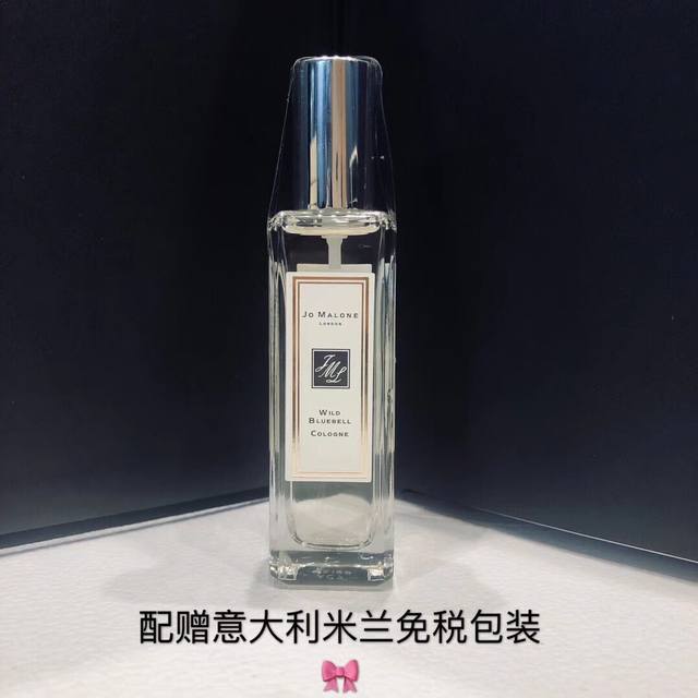 专柜品质 蓝风铃火热来袭！！！蓝风铃、柿子、麝香的组合大胆而神秘 这款香水给我的感觉就两个字 清爽，她是一种即女孩又女人的味道，她的味道不会让你觉得腻歪，她就是