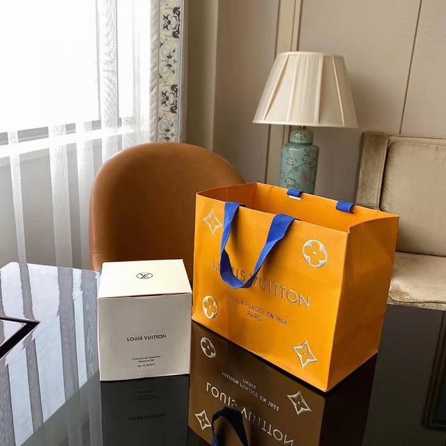 专柜品质 路易威登七件套香水套盒 支小样装 分别是：动心 追梦 破晓 风中玫瑰 暗涌 巅峰 闪耀 官方售价是2600Rmb 每天换一种不重样哈哈哈 而且是我见识
