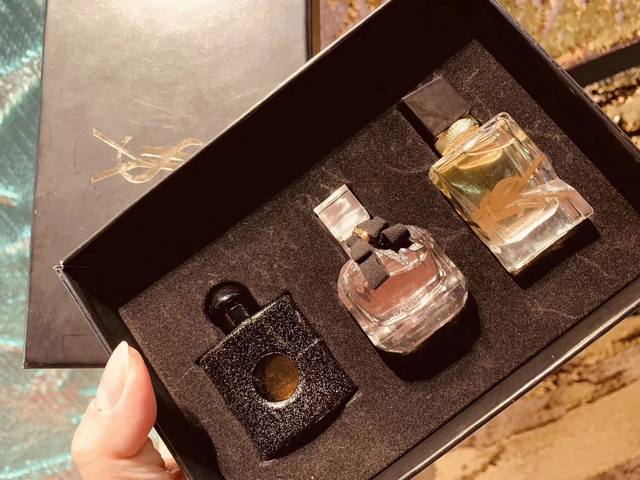 专柜品质 Ysl小样香水3件套木盒 商品：圣迷试香礼盒W 款式：黑鸦片 自由之水 反转巴黎 特点：一盒顶三盒～ 甜心与魅惑反转，巩固你女王地位～