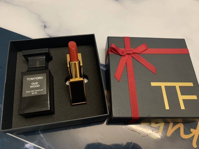 专柜品质 Tf黑色套盒 Tf乌木香水口红套装 Tf香水情人节限量礼盒 Tf粉丝看过来 再也不用担心有钱花不出去了 Tom Ford家香水都是经典好香 超级限量款