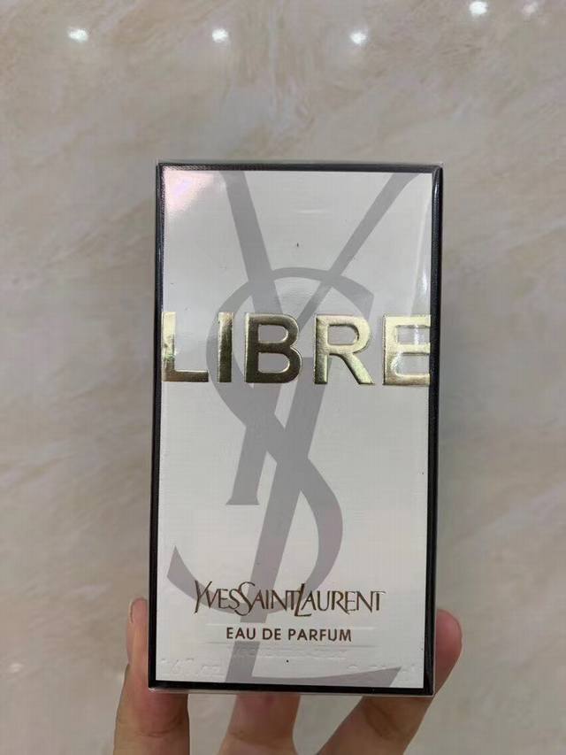 专柜品质 圣罗兰 秋季新款女士香水自由之香Libre Edp浓香刻字 -50Ml 产品描述：本意是想体现坚强大胆和自由，前调没有那么刺激的强烈花香，不过中调开始
