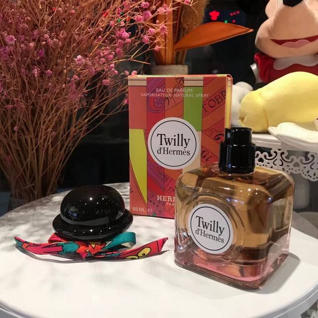 专柜品质 真心不好搞的货 仅此一批 福利给大家 ～法国 Hermes 爱马仕限量Twilly 丝巾香水 50Ml ！初印象：近闻清新，远品清甜。凑近闻是橙花夹杂