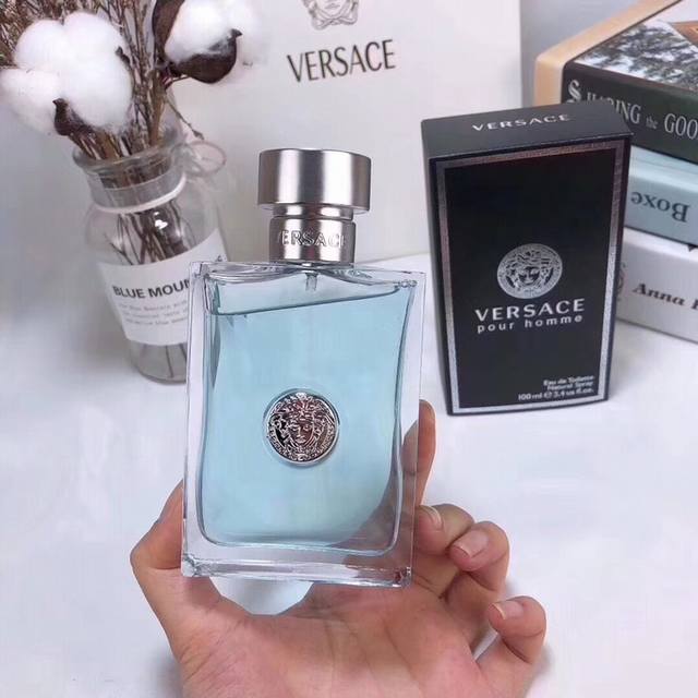 专柜品质 范思哲同名经典男士淡香水 Ml！香调：清新柑橘水生调，前味：柑橘、橙花、香柠檬、谷粒，中味：天竺葵、风信子、鼠尾草、雪松，后味：汤加豆、麝香、琥珀。