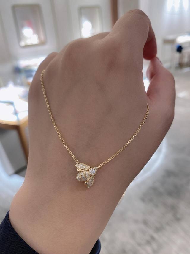 我们出品 梵克雅宝Vca蜜蜂项链 ，可订做真金真钻，只做对版Zp真金货，Pk市面各种金货量大咨询客Fu Bee My Love爱 巢系列的蜜蜂如同阳光般光芒四溢
