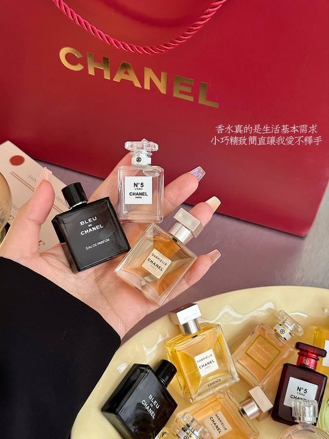 情人节礼盒仪式感拉满 十四款热门香水不踩雷 高品质香水真的不用多吹牛了 朋友圈的很多姐妹都买过 好评真的巨多巨多 一套里面有十四瓶吧 爱了爱了 都是王炸款