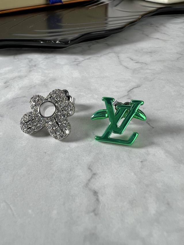 Lv Blooming 耳钉来自品牌与 Tyler 合作系列，Monogram 花卉幻化为镶嵌合成立方氧化锆的雏菊，Blooming Lv 标识呈现莹泽漆面，以