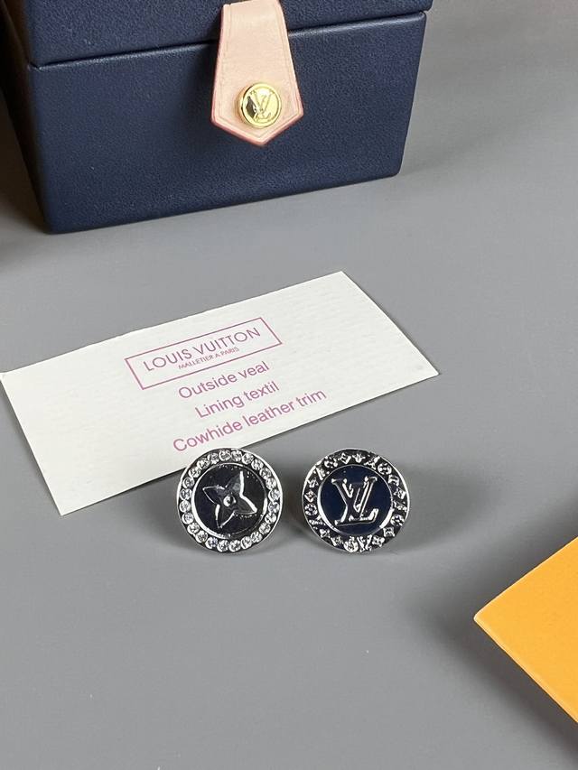 Lv 袖口 耳钉 分别呈现 Monogram 花卉和 Lv 字母的经典韵味，以耀目水晶环绕周围，Ab款，中性风，精致酷炫，百搭又酷酷的感觉，男女均可驾驭，男生女