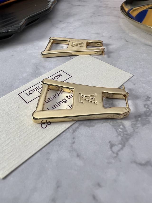 Lv 拉链头耳环，设计取形路易威登皮具系列的经典拉链头，以简洁平面设计释放潮流美感，其Lv标识铭纹见证品牌精妙工艺。丝滑抛光效果捕捉光影流动