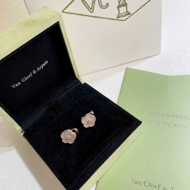 我们出品 Vc 梅花耳拍 Z 30003，Z真金材质！ 纯银精工版 我们精工纯银精工打造！所谓精工纯银，就是每一成品都用金货的流程跟工艺用纯银的材质去做，因此成