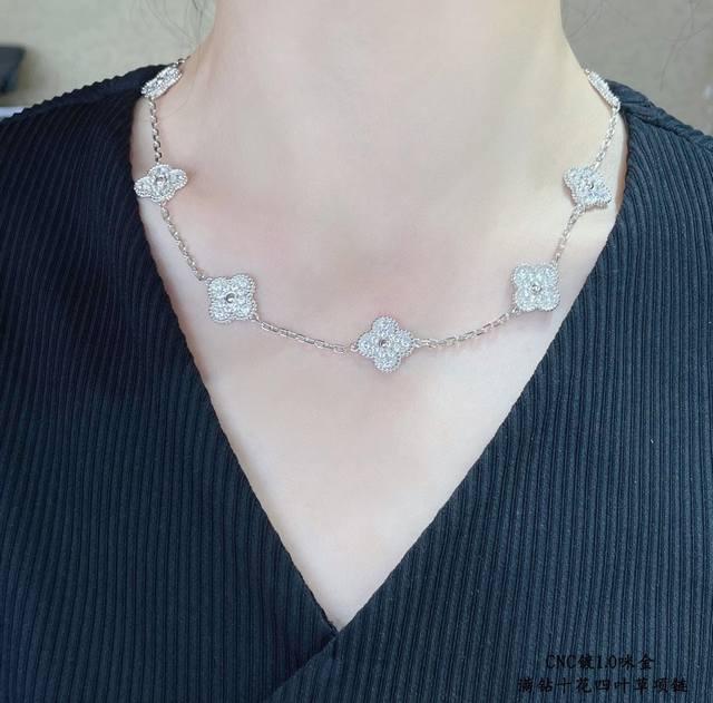 V金镀咪金 Vca高级满钻十花四叶草项链。Cleef&Arpels 四叶草 此系列设计灵动，线条流畅，易于佩戴。展现无限搭配的可能，为每一位女性的生活带来丰富多