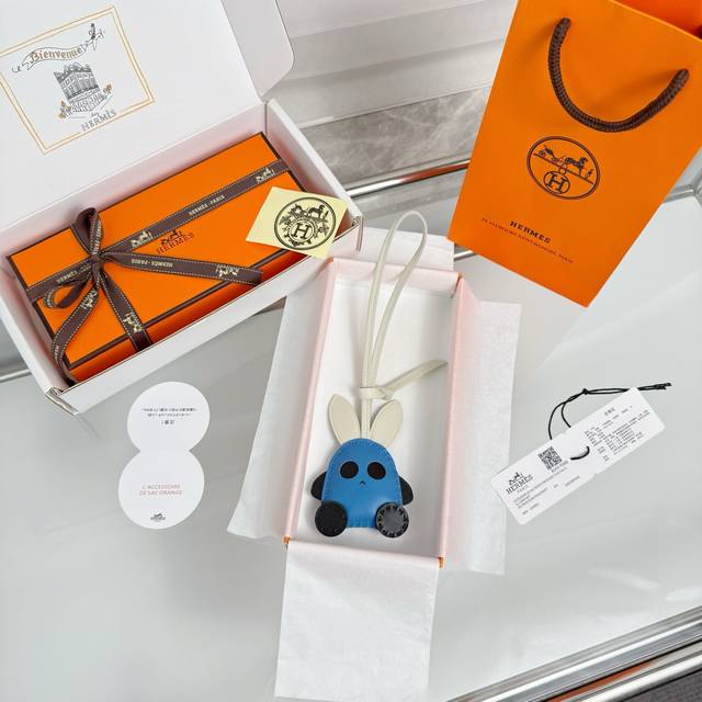 新品 原单精品 独家原单包装 2025新款 爱马仕 小兔子吊坠 包挂件 爱马仕Hermes 包包挂件 钥匙扣 纯手工缝线制作 进口小羊皮材质 质量非常好