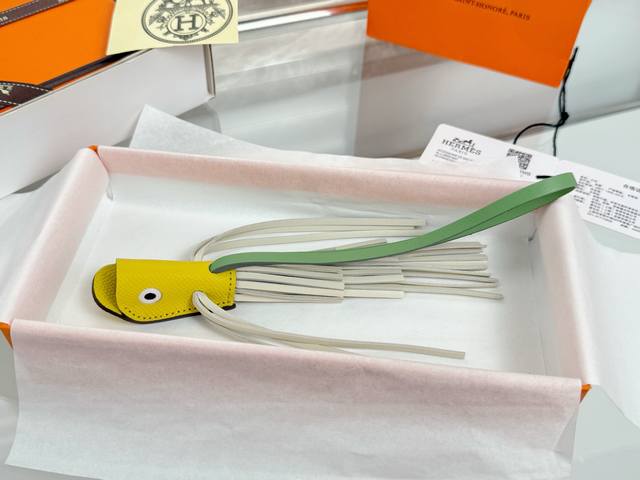 新品 原单精品 独家原单包装 2025新款 爱马仕 Poisson比目鱼 吊坠 包挂件 爱马仕Hermes 鱼形 包包挂件 钥匙扣 纯手工缝线制作 进口小牛皮材