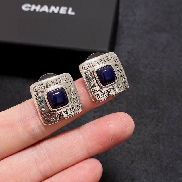 新款Chanel 小香双C字母康鹏系列复古做旧中古耳钉这款耳环真的超级美看着设计简单但是佩戴效果好看到爆就连我这种小耳垂的也很Ok Zp黄铜材质 上耳超气质优雅