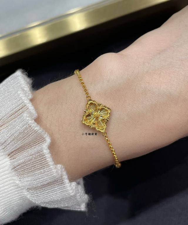 V金材质 布契拉提歌剧院系列镭射黄手链，复古宫廷风四叶草，四瓣花双面手链，太有意式风情了，整件作品精致华丽又增添文艺的感觉，采用 Rigato平行纹雕刻工艺打造