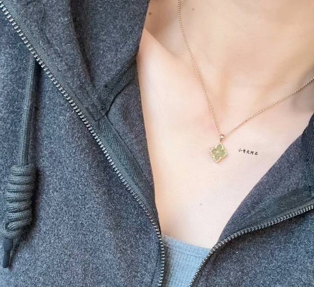 V金材质 布契拉提小号歌剧院系列天河石项链，复古宫廷风四叶草，四瓣花贝壳双面项链，太有意式风情了，整件作品精致华丽又增添文艺的感觉，采用 Rigato平行纹雕刻