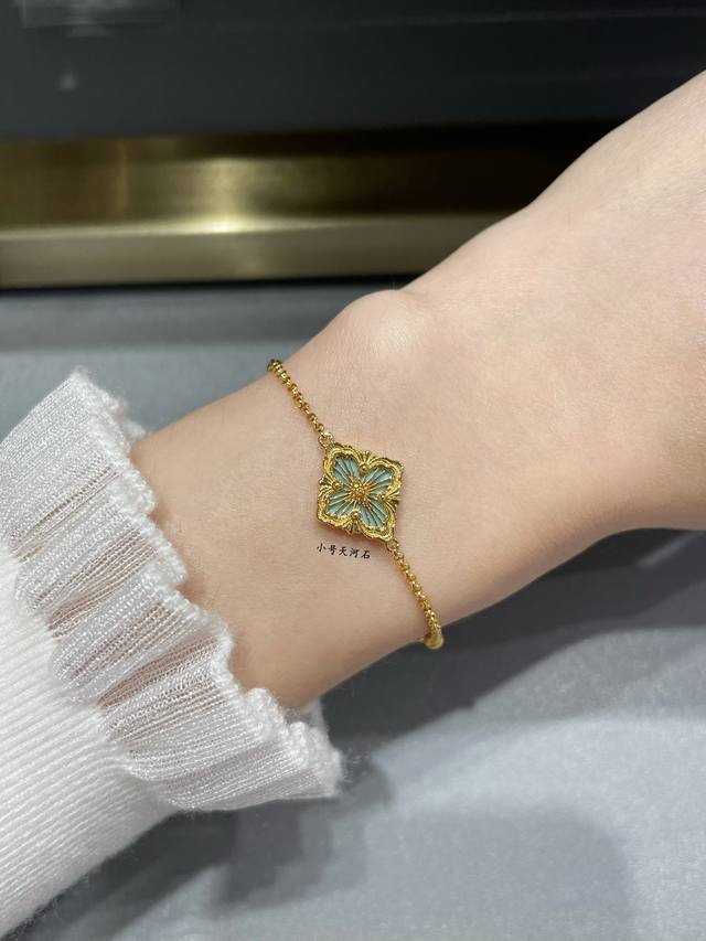 V金材质 布契拉提小号歌剧院系列天河石手链，复古宫廷风四叶草，四瓣花贝壳双面，太有意式风情了，整件作品精致华丽又增添文艺的感觉，采用 Rigato平行纹雕刻工艺