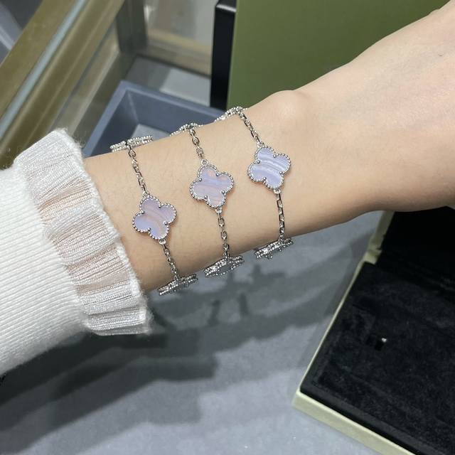 V金材质Vca天然紫玉髓五花四叶草手链非常仙气 温柔 浅透的紫玉髓 非常小清新 新春必备，在灯光暗的地方像是暗灰色 亮光下反光像白色，正常光线又有点偏蓝，灯火下