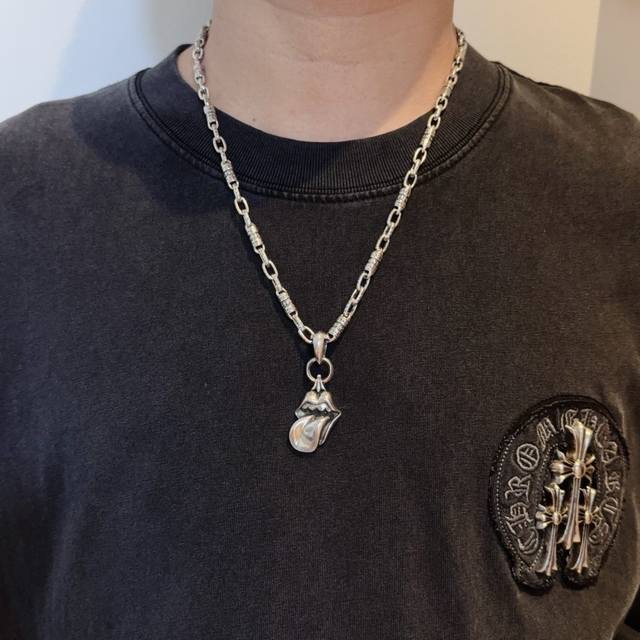 新款 专柜品质 Chrome Hearts克罗心经典复古互扣项链 大舌头吊坠 凹凸造型不同的花纹设计风格 呈现出与众不同 十字架 童军花是克罗心的志 所以更经久