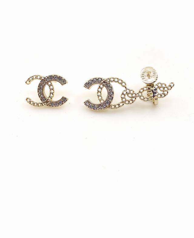 Chanel 最新款镂空Cc不对称耳钉+耳夹 一致Z批黄铜材质