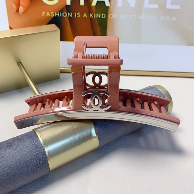 Chanel小香 Chanel抓夹 钛钢Logo抓夹气质百搭日常精致小单品 小仙女必入单品 宝藏款 闭眼入推荐款 单个 配发箍盒
