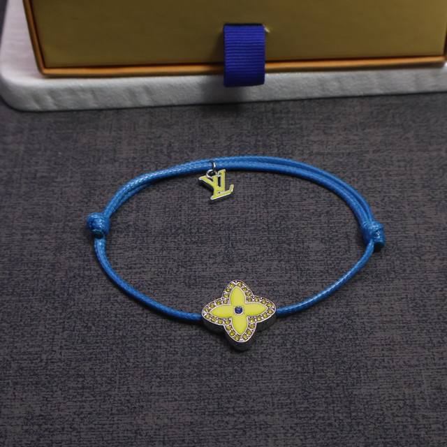 Lv驴牌最新款四叶草皮手环