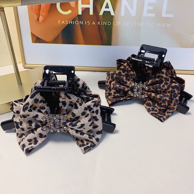 Chanel小香 Chanel抓夹 豹纹蝴蝶结抓夹气质百搭日常精致小单品 小仙女必入单品 宝藏款 闭眼入推荐款 单个 配发箍盒