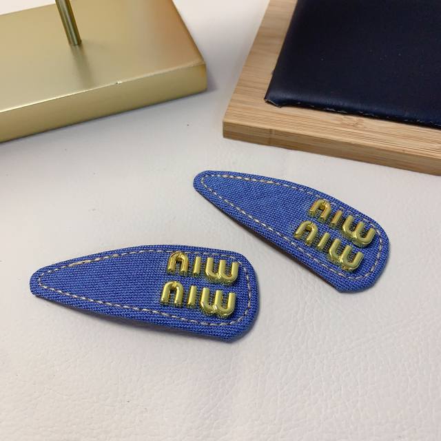 Miumiu缪缪 Miumiu发夹 牛仔Logo压夹Bb夹边夹日常精致小单品 气质百搭小仙女必入单品 宝藏款 闭眼入推荐款 一对