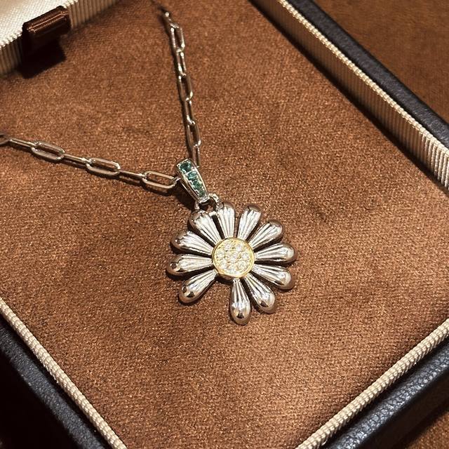 A6588 爆款 中古系列Vintage 小雏菊 拉丝 双色项链 复古浪漫每一次佩戴，都是一次与时光的对话。耳钉上的小雏菊，精致而生动，仿佛正在悄然绽放。每一片