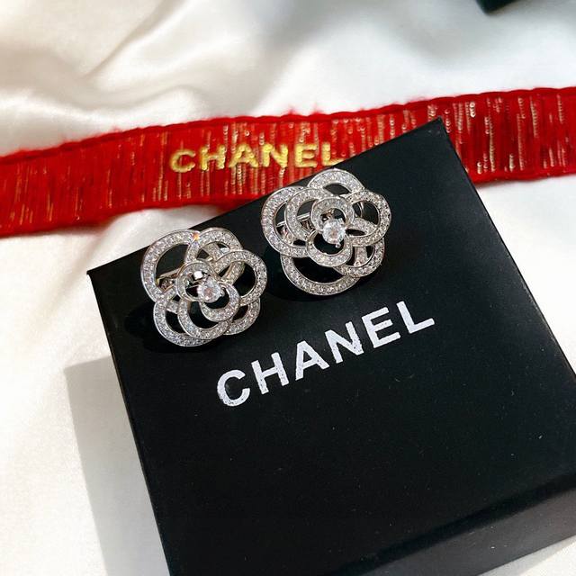 Chanel 小香Camelia系列镂空满钻山茶花 高端进口V金材质镶嵌 项链 辨识度极高的标志性经典图案 实物质感超赞 气质搭配 立体花瓣造型非常精致 花瓣弧