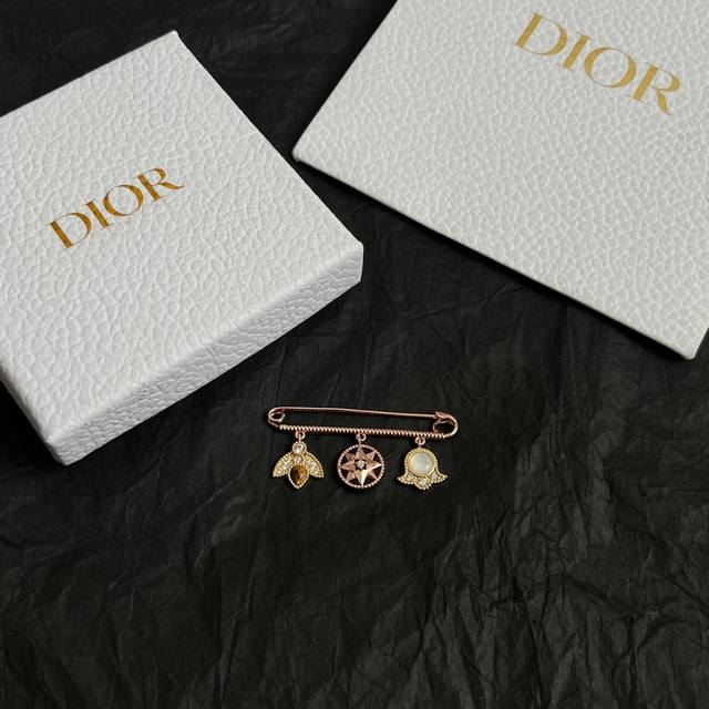 Dior 迪奥 中古 胸针 精选原版一致 黄铜材质 甜美气质高雅。
