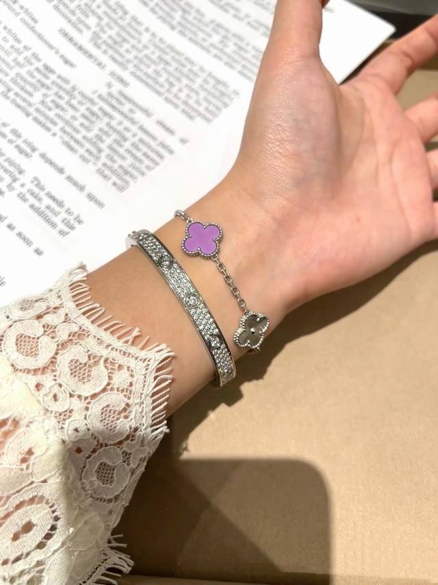V金材质 Vca镭射间隔紫玉髓五花四叶草手链，以经典的四叶草为造型元素，寓意美好。四叶草象征着爱情、健康、财富与幸福，将这份幸运随身携带。手链上的紫罗兰贝母堪称