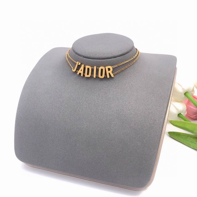 编号Dxl0020 Dioa 迪奥 原单新品 Jadior标志双层项链 高端品质，专柜1:1开模，专柜原版同黄铜材质！高级925银针防过敏处理，Cnc工艺，细节