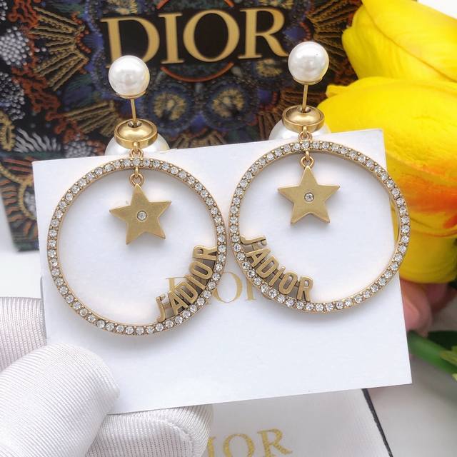 编号Ded0068 Dior 迪奥 五角星大小珍珠耳钉 专柜新款上市 美得不要不要的 唯美 浪漫 人手必备款 火爆小红书 精选Zp一致材质 超 Nice、